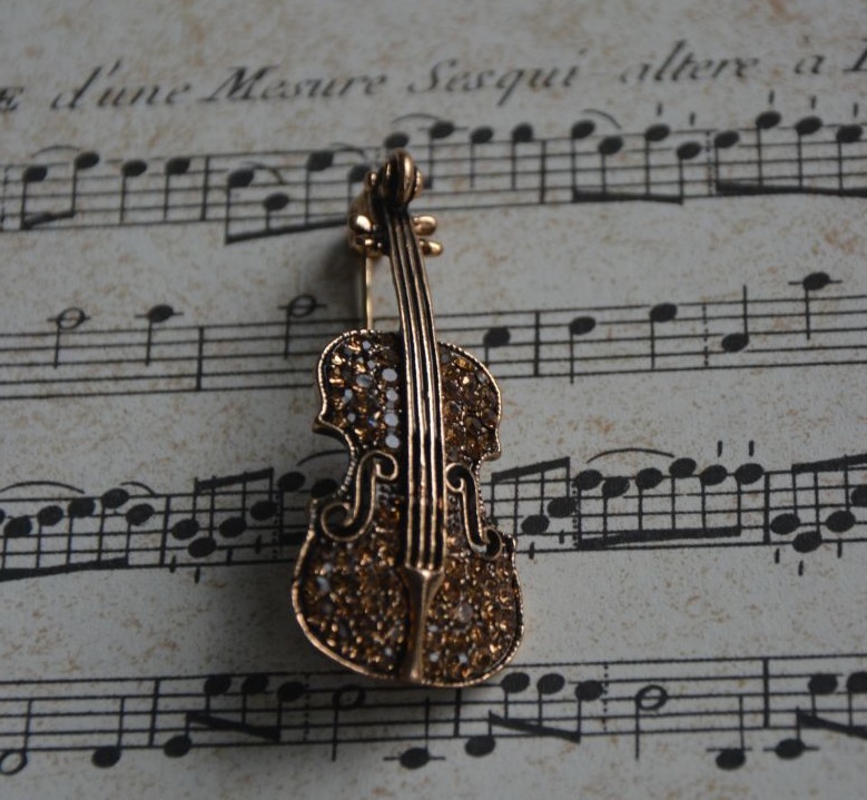 Broszka skrzypce w kolorze starego złota