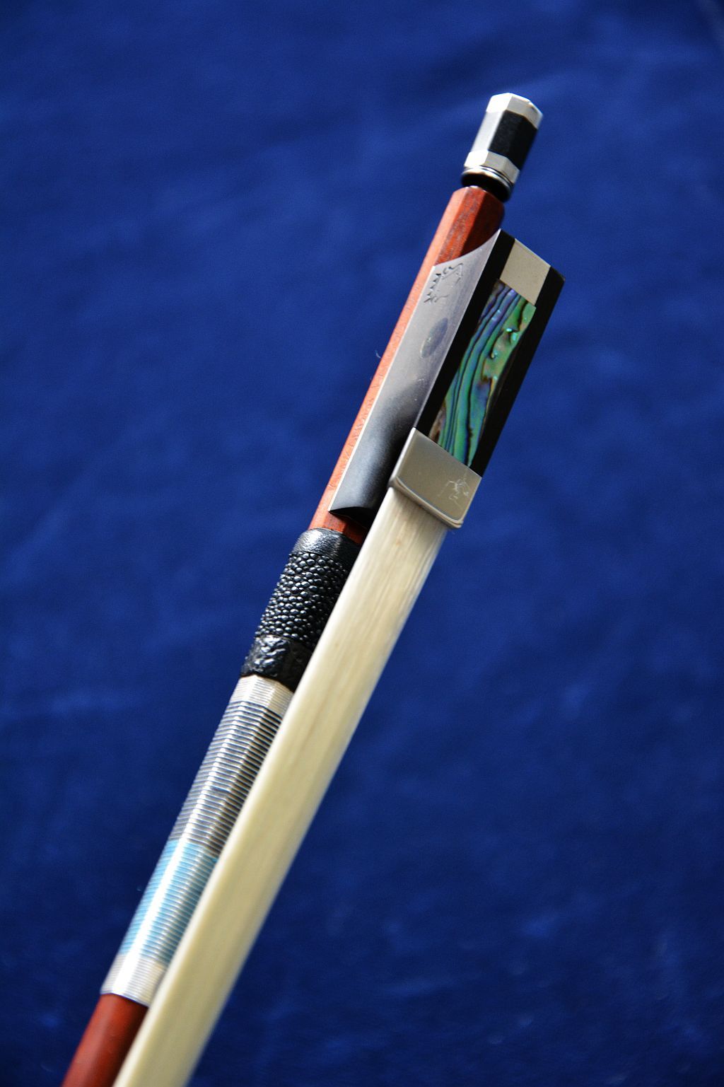Smyczek skrzypcowy fernambukowy - Alexander Langolf - owijka silver/blue, owijka z płaszczki śrubka 3-częściowa